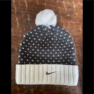 3 ladies beanies Nike Bula Dakine